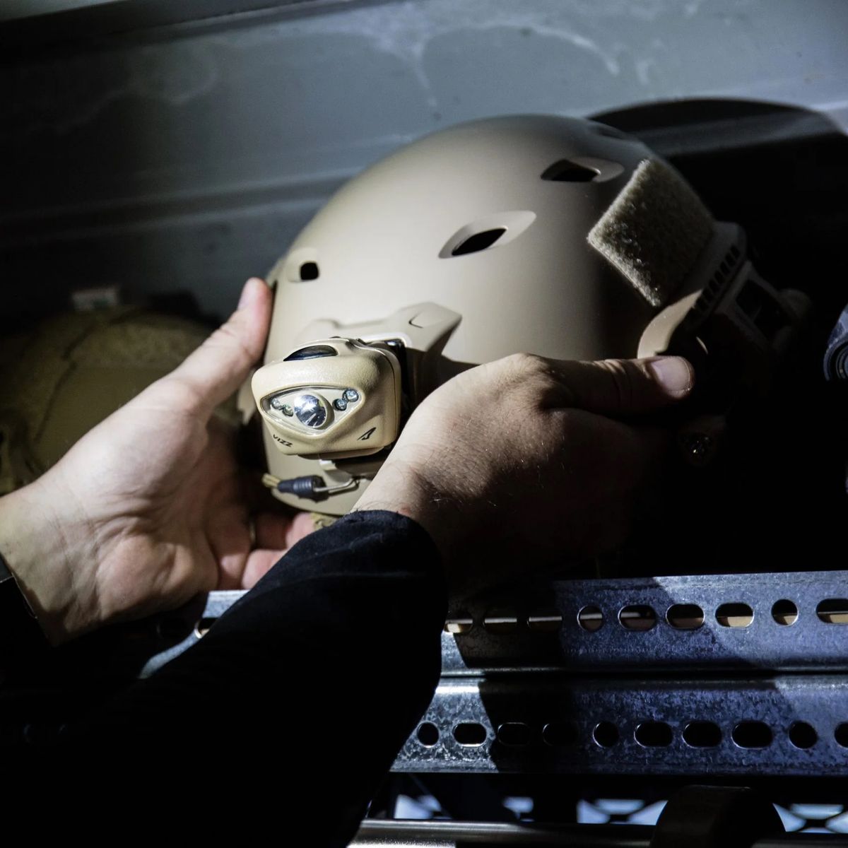 Фонарь VIZZ 550 RGB MPLS Olive Princeton tec