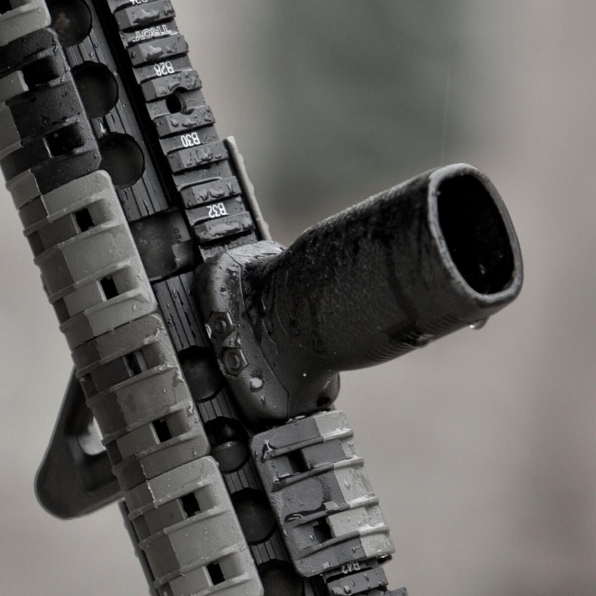 Рукоять передняя вертикальная RVG® - ANGLED FORE GRIP 1913 PICATINNY MAG412 Magpul